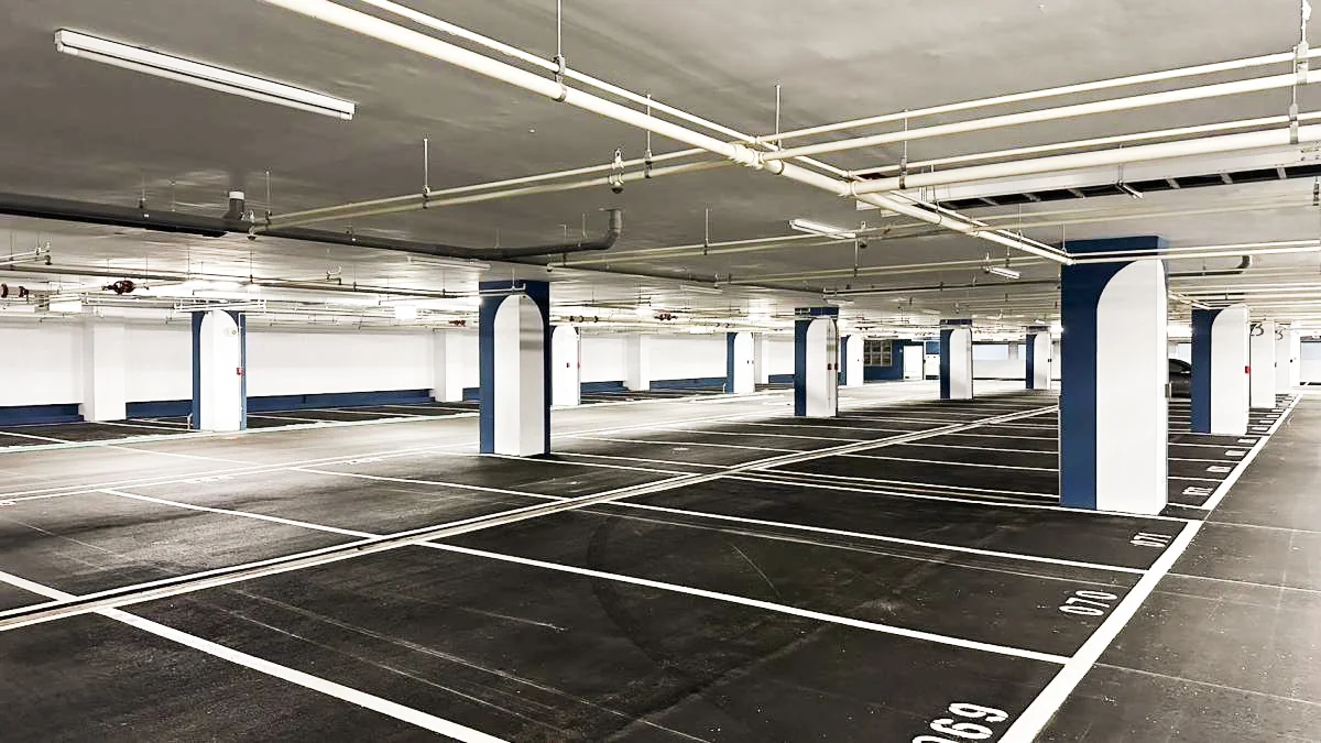 新北高工地下停車場藍色分區與停車標線