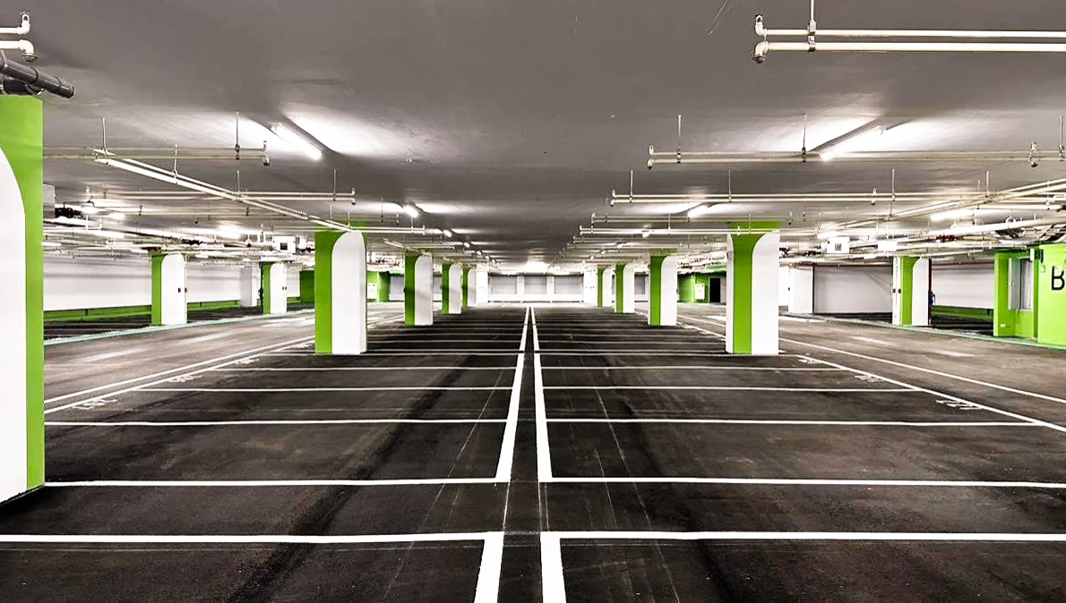 新北高工地下停車場綠色分區與中央動線