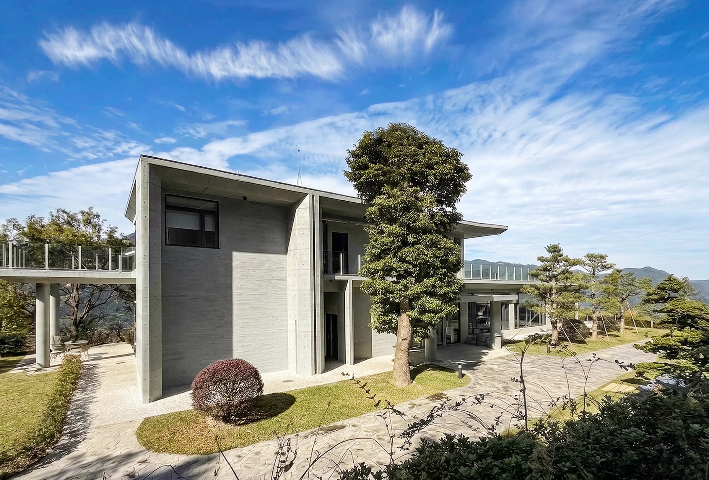 隱山林居清水混凝土量體與保留樹木