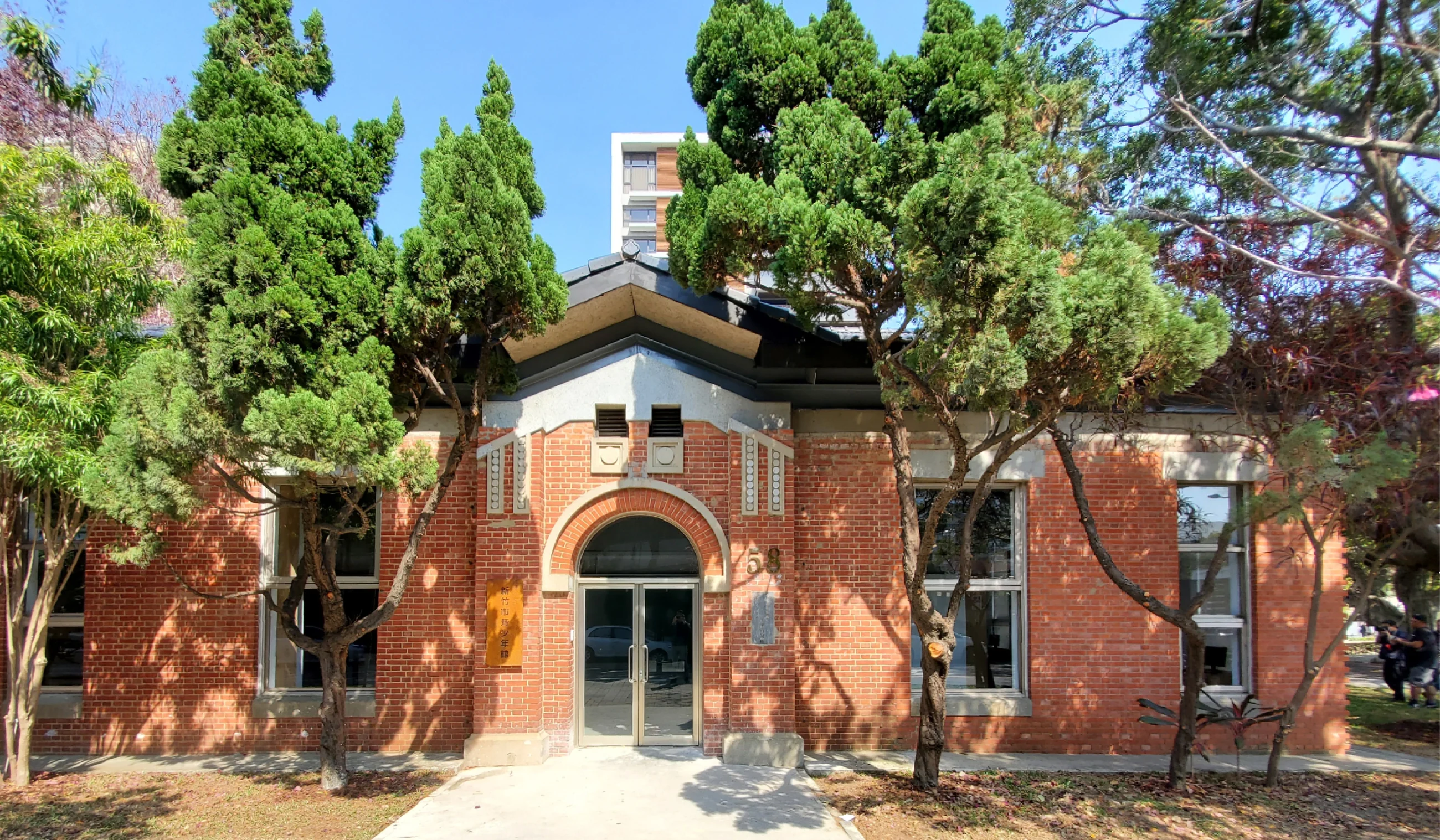 新竹市青少年館紅磚歷史建築入口