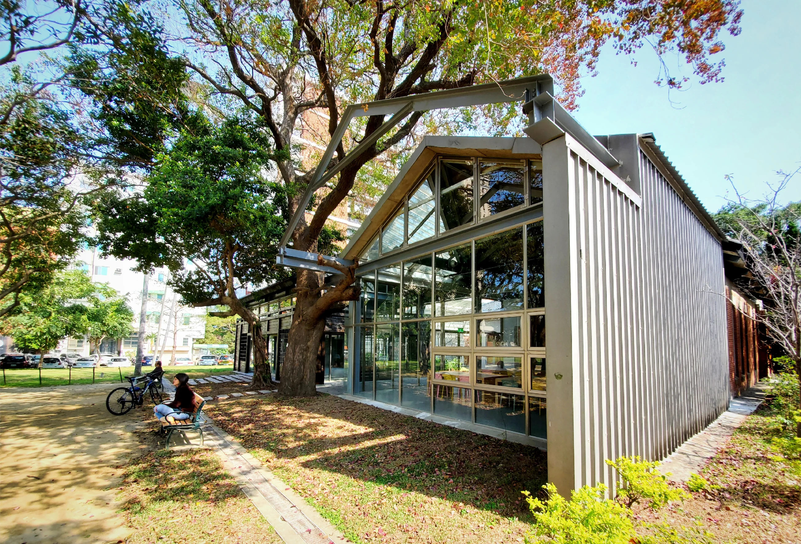 新竹市青少年館鋼構玻璃增建量體與老樹